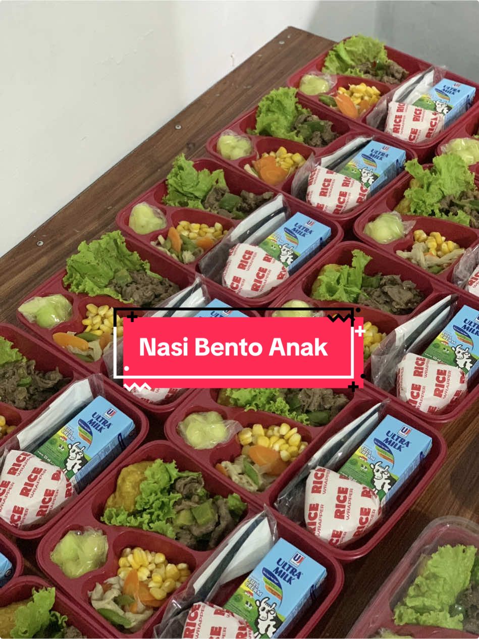 Nasi bento anak / kids meal menu lengkap, protein hewan, protein nabati, karbohidrat, vitamin buah dan sayur + susu UHT. Wow lengkap banget 😍 #cateringbandung #bentoanak #bekalsekolah #nasibentobandung #nasikotakbandung #kidsmeal 