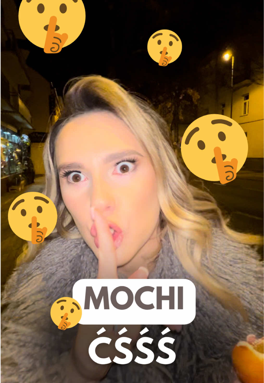 MOCHI 🍡   Mochi (もち) to tradycyjny japoński przysmak przygotowywany z kleistego ryżu. Jego miękka i elastyczna konsystencja podbiła serca smakoszy na całym świecie! 💖 📍Narutowicza 45