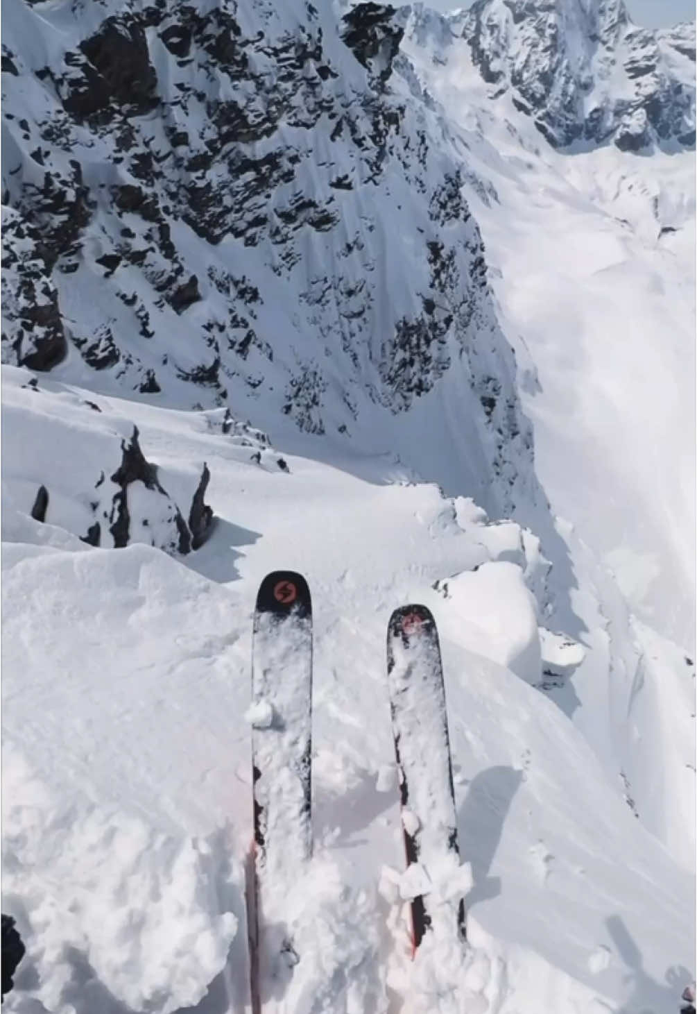 Avalanche close call 🤯 Full story in our latest „Alpine Worlds“ episode - 🔗 in bio #avalanche #skiing #snowboarding #closecall #mountains 