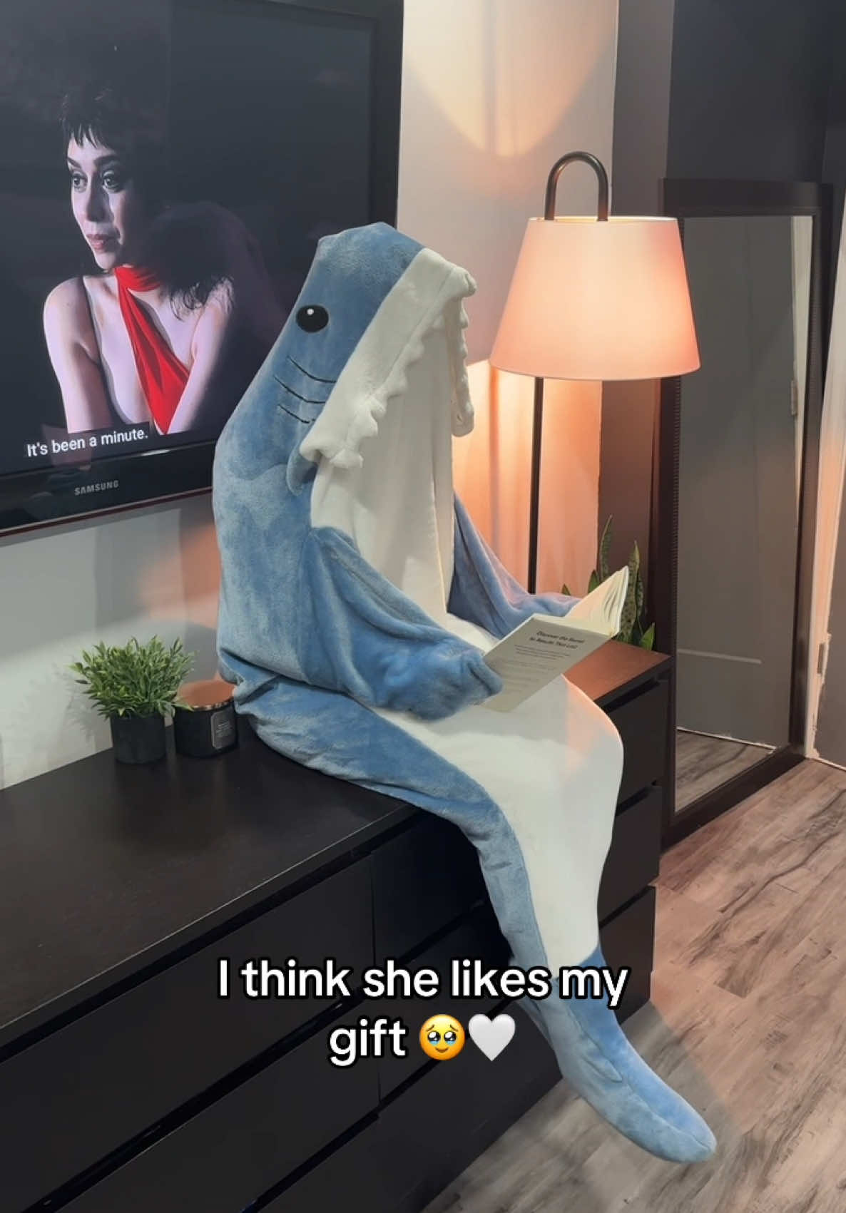 I love getting her gifts 🤍 #trending #viralfinds #viral #couplegoals #cozyshark #sharkblanket #foryoupage #fy 