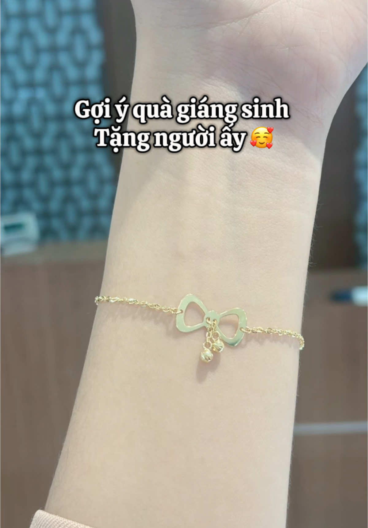 Noel này anh tặng em chiếc này nhé 🥰 #pnj #xuhuong #quatangnguoiyeu #quatanggiangsinh #trending #ilovetiktok #quatangsinhnhat #quatang #lắctay #yêu 