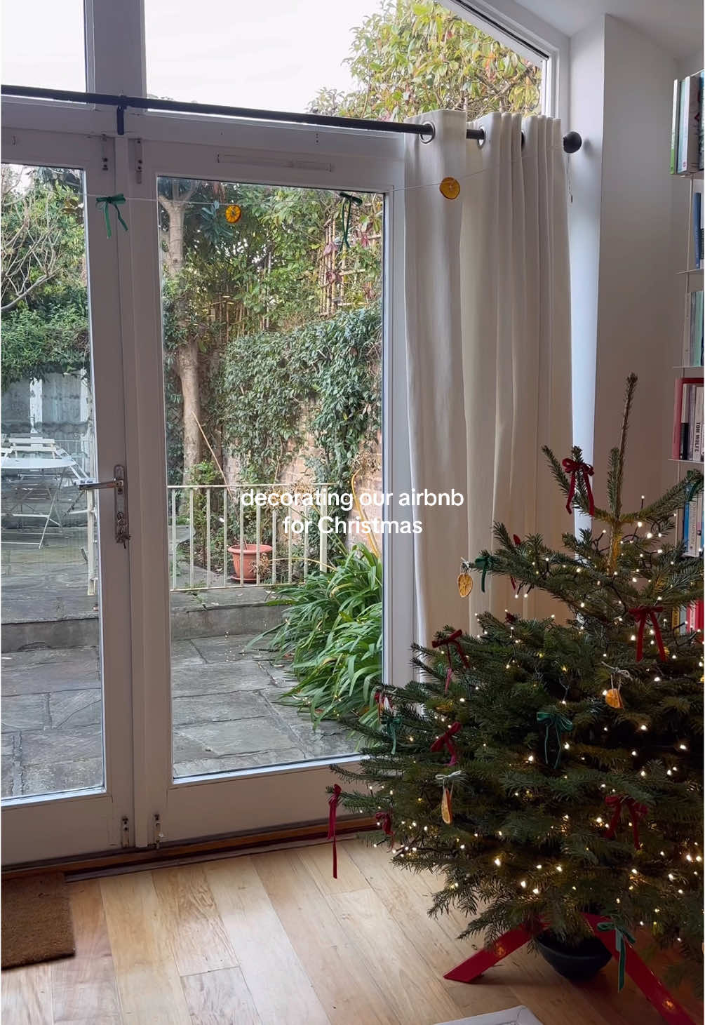 Decorating our airbnb for Christmas - with string, ribbon and oranges 🤍 #christmasdecor 