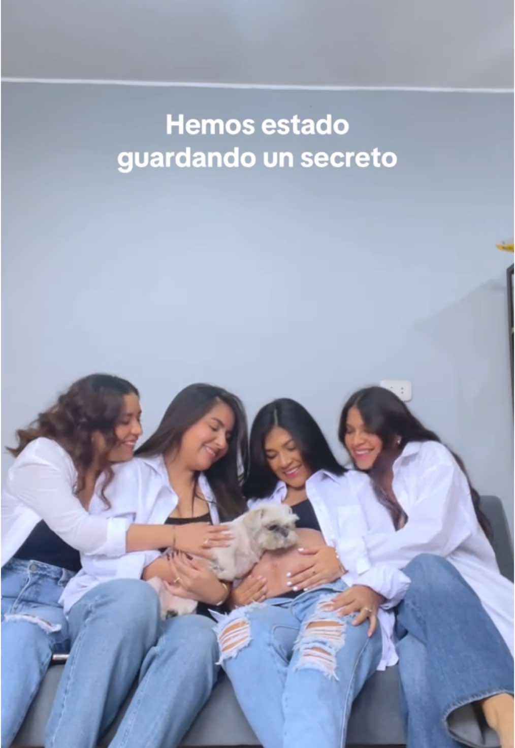 Esta parte de mi vida se llama felicidad. 🥹🩷 Nuestra familia crece. #fyp #amigas #friends #revelacion #pregnant #embarazo 