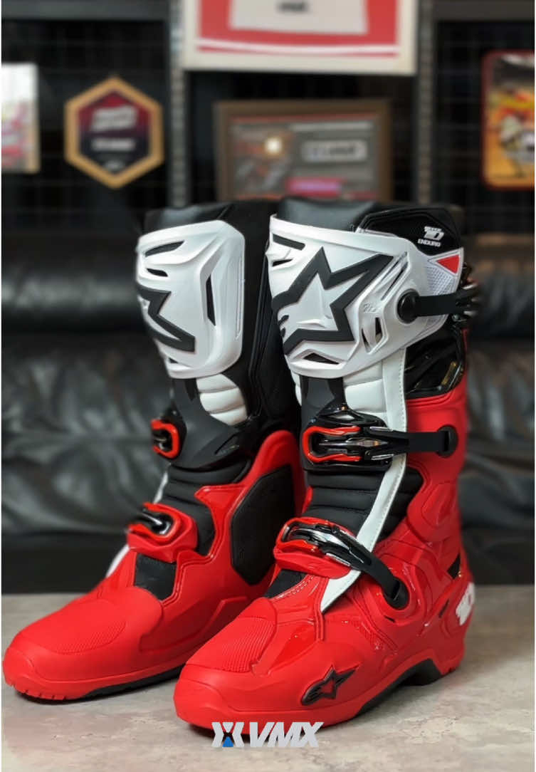 Tech 10 dari Alpinestars adalah sepatu bot motocross standar, dan kini performa serta perlindungannya telah ditingkatkan lebih tinggi lagi dengan penciptaan versi Tech 10 Enduro, sebuah sepatu bot dengan sol yang sepenuhnya didesain ulang khusus untuk memberikan cengkeraman terbaik sambil menawarkan perlindungan tingkat tertinggi bagi para pengendara Enduro. #alpinestars #alpinestarsprotects #vmxid #tech10enduro 