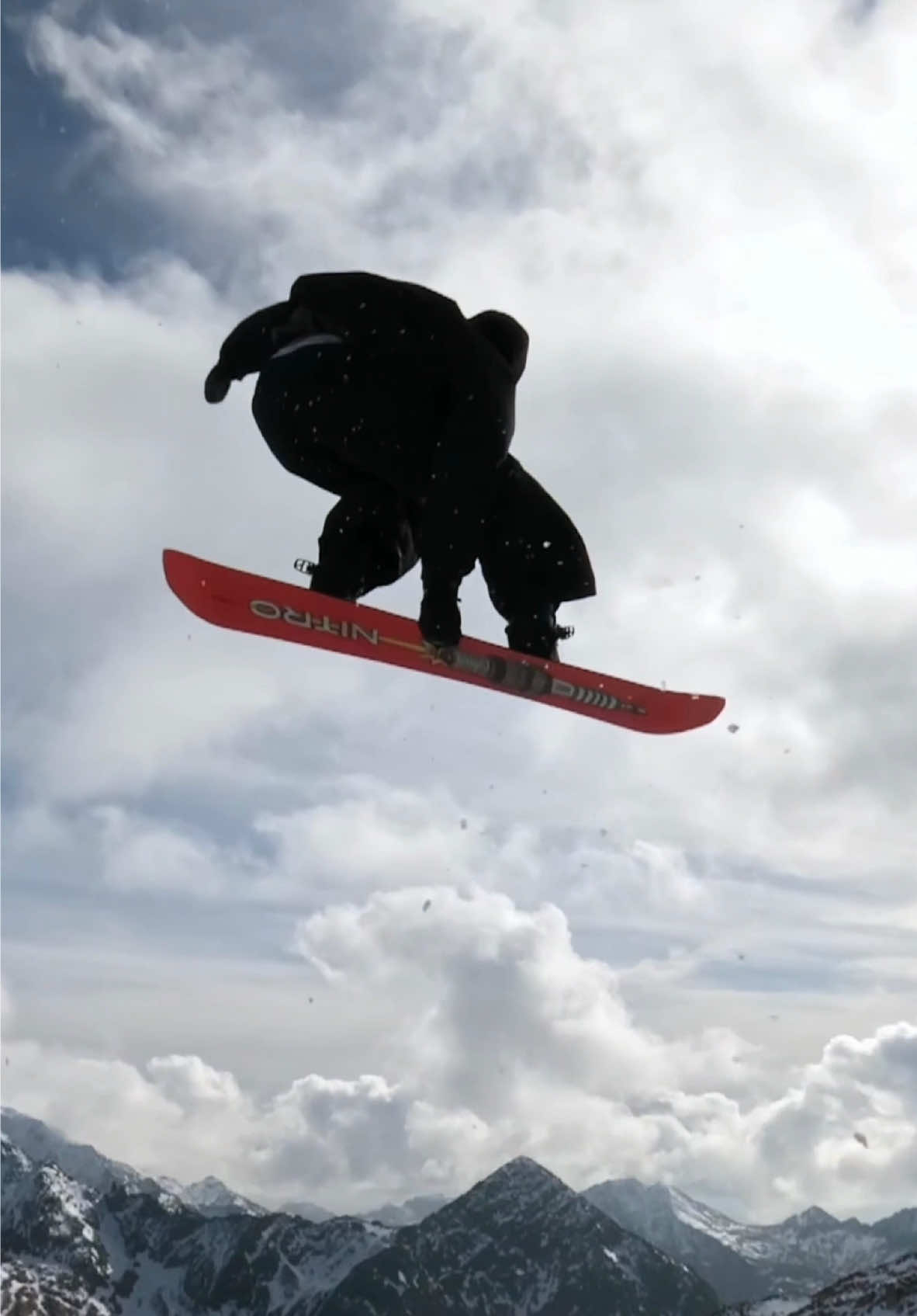 🚁 @hoffi_fpv sniping me mid air #fy #fyp #snow #snowboarding #winter 