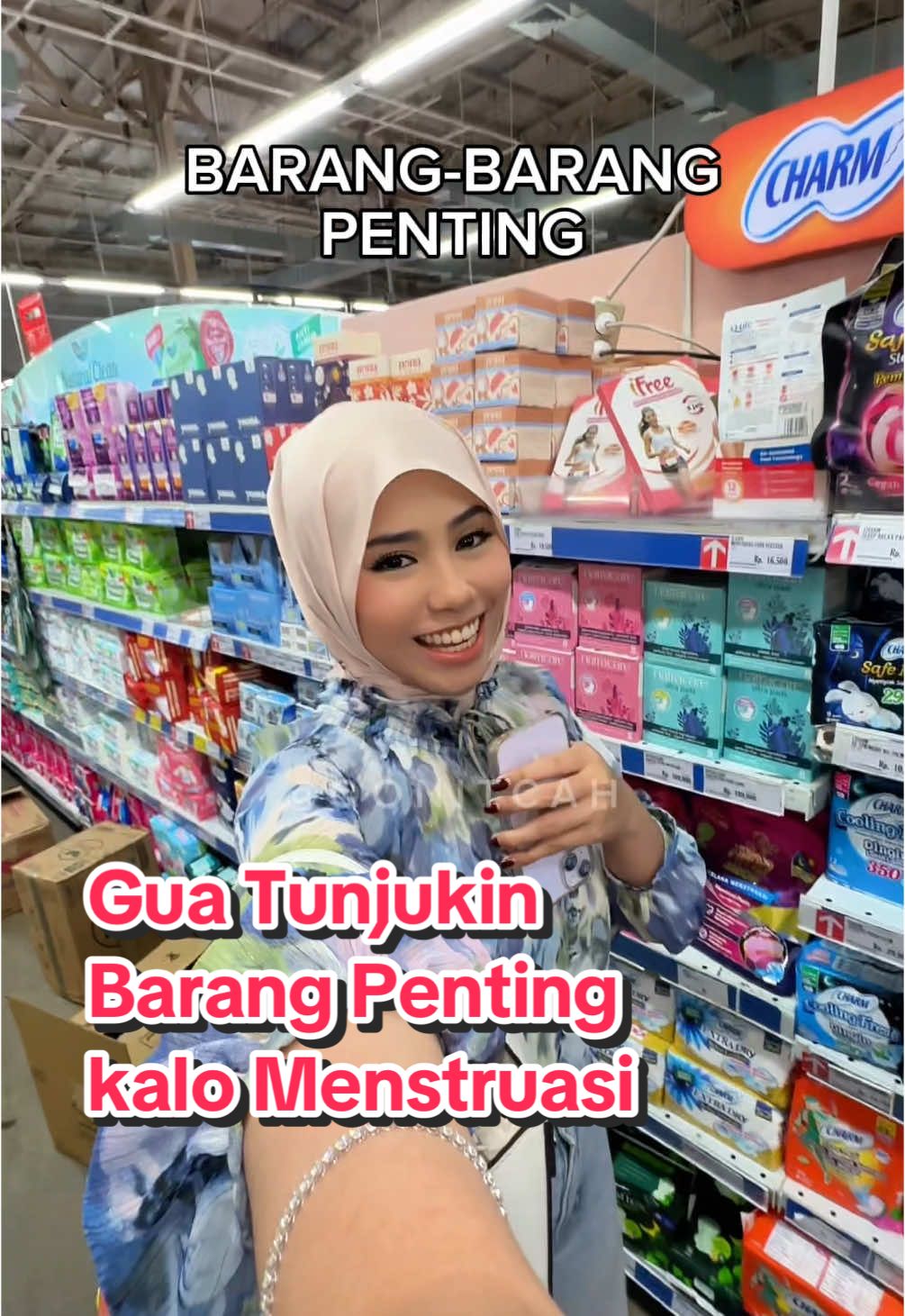 INI DIA BARANG YANG KAMU BUTUHIN PAS LAGI MENSTRUASI: 1. OBAT PEREDA NYERI Contohnya kayak ibuprofen, asam mefenamat, dan parasetamol.  Cara kerja obat ini dengan nurunin hormon prostaglandin yang ningkatin kontraksi rahim. Jadi nyeri menstruasi kalian bisa berkurang deh❤️ 2. MENSTRUAL PAD (PAD TERAPI HANGAT MENSTRUASI) Karena pad ini berfungsi jadi penghangat di bagian perut bawah, yang bisa mengurangi ketegangan otot rahim. Soalnya pas mens, rahim lagi kerja meres-meres rahim supaya darahnya luruh, dan juga melancarkan aliran darah. Jadinya gak tegang-tegang banget deh ototnya.🥰 3. COKELAT Cokelat (khususnya dark chocolate) mengandung zat tembaga, yang digunakan tubuh buat bikin kolagen dan endorfin. Endorfin bekerja sebagai analgesik dan obat penenang alami untuk mengurangi intensitas nyeri seperti kram menstruasi. 4. MINUMAN ELEKTROLIT Karena pas kita menstruasi, tubuh kehilangan banyak cairan. Nah makanya butuh banget nih minum minuman elektrolit buat ngembaliin cairan tubuh yang hilang 5. PEMBALUT Ga perlu dijelasin lagi yaa kenapa butuh banget beli pembalut, tentu aja biar ga bocor lah😝. Sumber: 1. Jo, J., & Lee, S. H. (2018). Heat therapy for primary dysmenorrhea: A systematic review and meta-analysis of its effects on pain relief and quality of life. Scientific reports, 8(1), 16252. https://doi.org/10.1038/s41598-018-34303-z https://www.ncbi.nlm.nih.gov/pmc/articles/PMC6214933/  2. InformedHealth.org [Internet]. Cologne, Germany: Institute for Quality and Efficiency in Health Care (IQWiG); 2006-. Period pain: Overview. 2008 Feb 22 [Updated 2019 Aug 1]. Available from: https://www.ncbi.nlm.nih.gov/books/NBK279324/ 3. Cleveland Clinic. (2023). https://my.clevelandclinic.org/health/diseases/4148-dysmenorrhea 4. NHS UK. (2022). https://www.nhs.uk/conditions/period-pain/  5. https://www.sciencedirect.com/science/article/abs/pii/S1876382022000932#:~:text=Chocolate%20contains%20copper%2C%20which%20is,as%20menstrual%20cramps%20%5B24%5D 