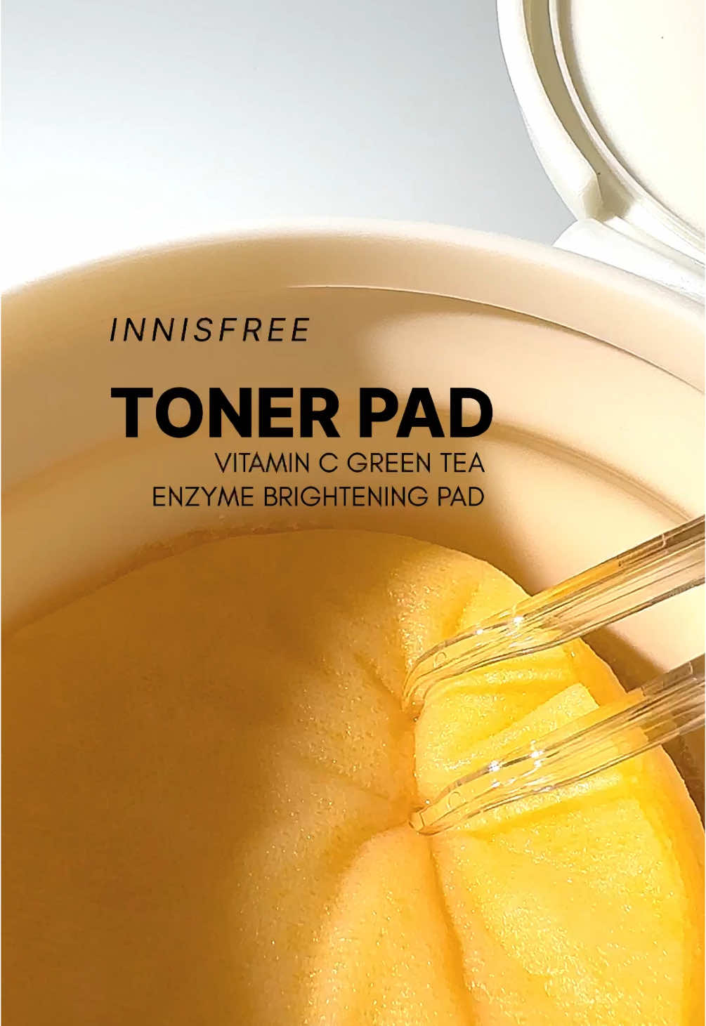 this brightening pad from @innisfree Malaysia ni best tau korang ! bukan sahaja bole menghilangkan darkspot tapi boleh mencerahkan wajah sebab ia mengandungin Vitamin C & Niacinamide 💖 so memang best la !  #innisfree #innisfreemy #tonerpad #tonerpads #innisfreetonerpad #vitacbrighteningpad #brighteningpad 