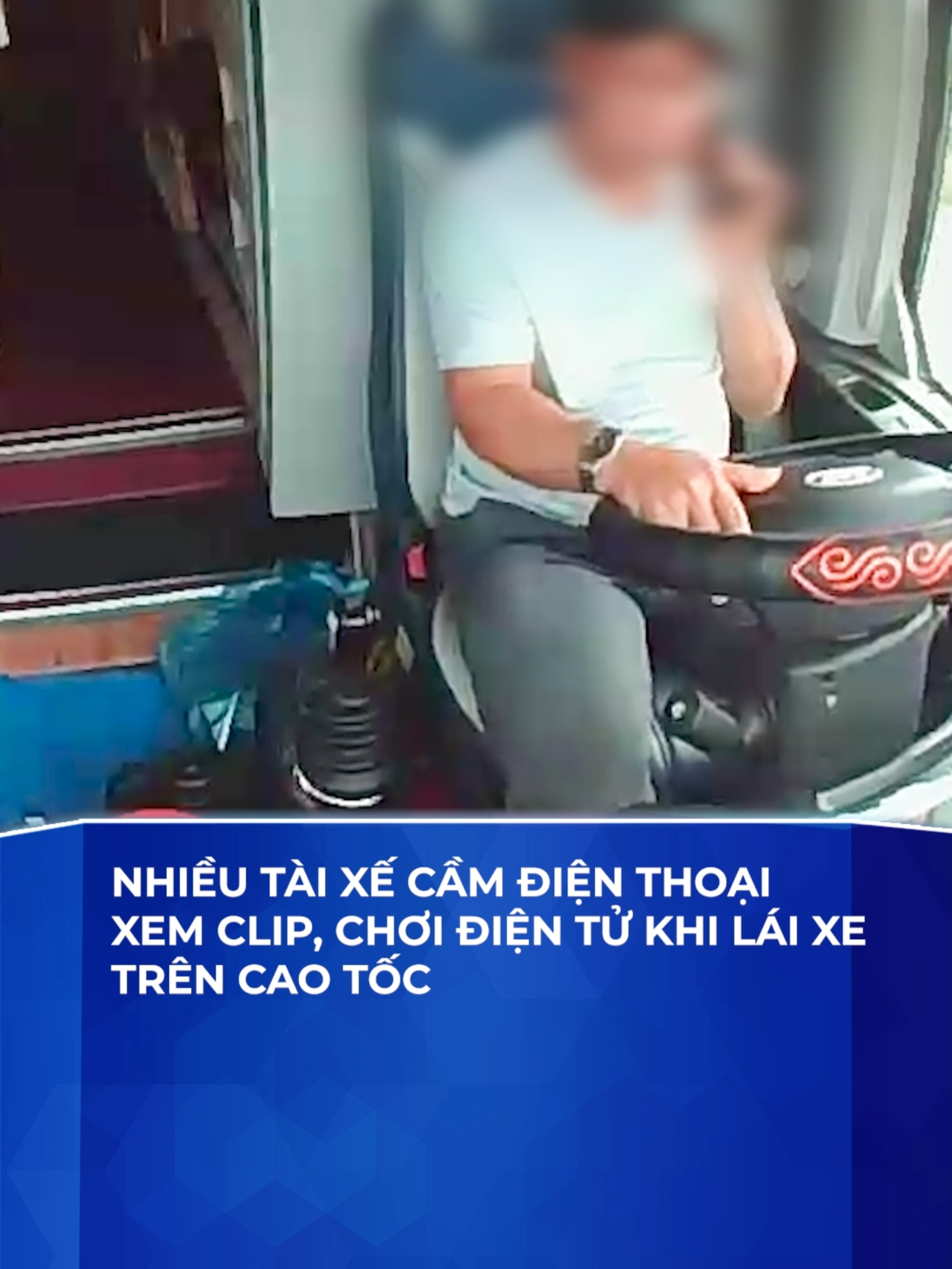 Nhiều tài xế cầm điện thoại xem clip, chơi điện tử khi lái xe trên cao tốc #caotoc #taixe #camdienthoai