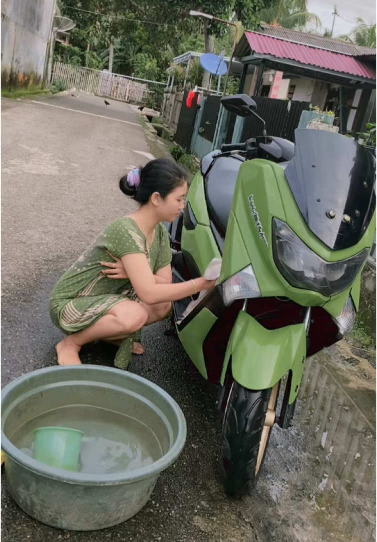 Cuci motor sendiri gak ada yang mau bantu🥹 #laguminang #laguminangviral #laguminanghits #winda #windasundari #nyucimotor #fypage #bismillahfyp 