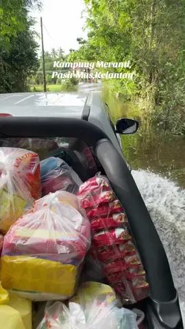 Allahuakhbar di kampung meranti air masih belum surut sepenuhnya,terpaksa naik boat untuk masuk ke bahagian pendalaman. Dikatakan air mencecah paras pintu gerbang beberapa hari lepas. Semoga dipermudahkan segala urusan buat mangsa banjir #banjir #kelantan 