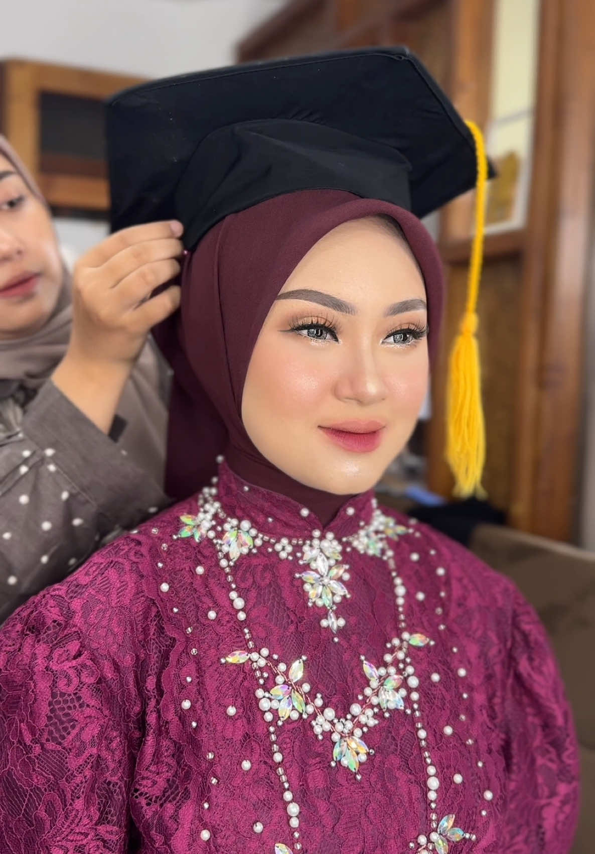 Tutorial hijab wisuda segi4 simple #tutorialhijabwisuda #hijabwisuda #makeupwisuda #muamalang #kursusmakeup 
