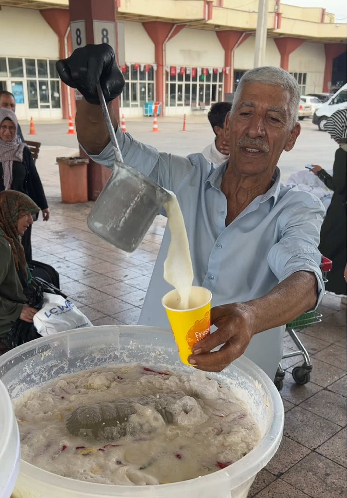 Yılancı Osmanlar Kolay Yetişmiyor Ustamız Şehrimizin Maskotudur !  Adana Otogarı Seyhan Adana  #food #yılancı #osman #adana #ayran #adana #sokaklezzetleri 