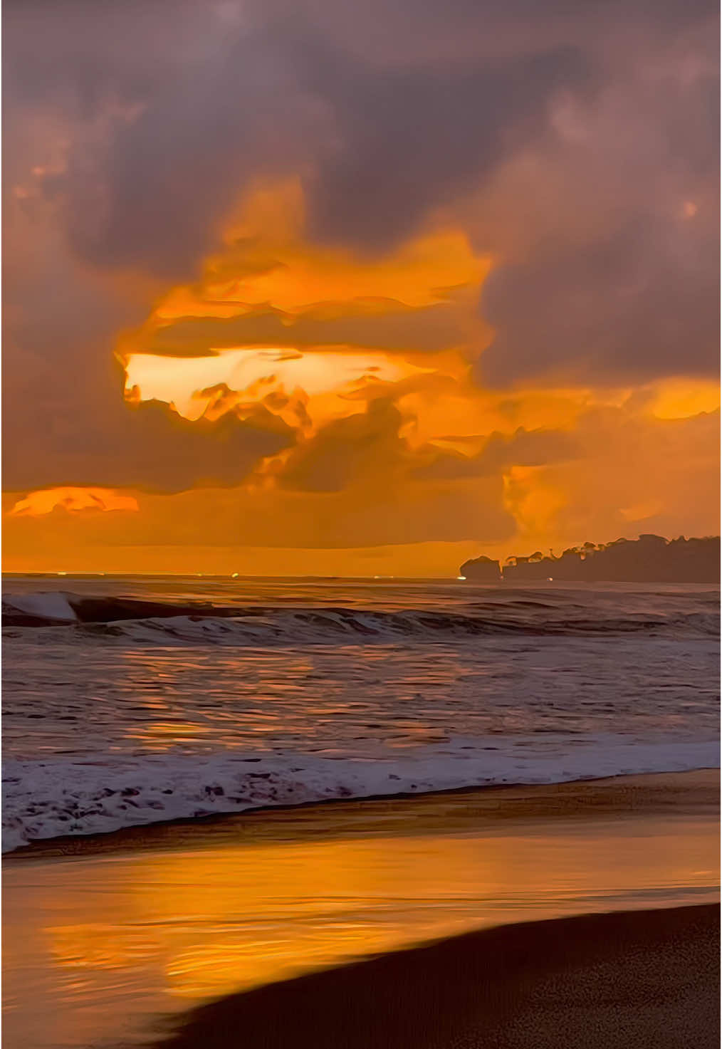 Gak semua orang dipertemukan untuk menjadi teman hidup,ada juga yang dipertemukan untuk menjadi pengalaman hidup😅😂🤣 Informasi Destinasi Wisata Sawarna - Legon Pari - Pantai Ciantir - Tanjung layar - Goa langir - Karang bokor - Karang taraje - Karang bereum Reservasi Booking Penginapan/Homestay Admin WA : 083875739204 #sawarnabeach #goalangir #foryou #sunsetvibes #fyp #🥀🥀🥀  