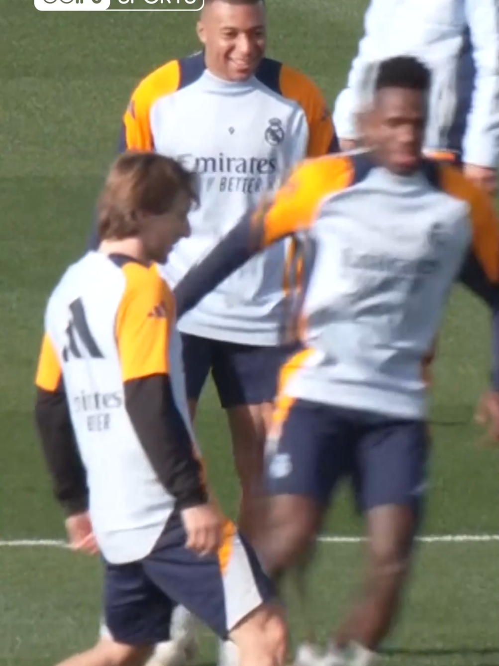 🤣 Mbappé, Bellingham et Vinicius morts de rire à l'entrainement du Real Madrid !  #AP #Football #Foot #RealMadrid #Mbappé #Vinicius #Bellingham #Modric #Sport #SportsTikTok 