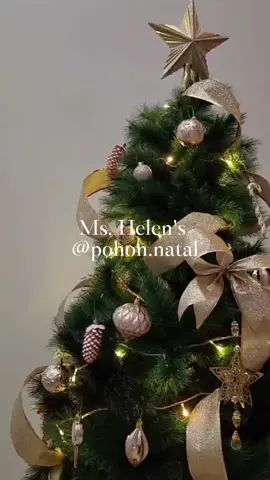 This christmas tree is very cutesy 🥰  Pohon natal polos premium dicampur dengan warna gold, kali ini ornamen warna emasnya terasa sangat kalem dan elegan!  Bukan hiasan natal yang bling bling dan ngejreng, terasa manis 🎀  Kamu juga bisa lho punya pohon natal premium ini, belinya di pohon.natal ! Jangan di tempat lain karena belanja pohon natal dan ornamen natal ya di pohondotnatal aja dong!  #inspirasidekorasi #dekornatal #pohonnatal #pohondotnatal #pohonnatalpremium 