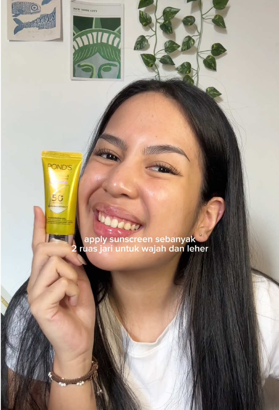 Gak cuma lindungi kulit kamu dari paparan sinar matahari, tapi juga bantu mencerahkan loh! 👀🥰 Yuk, checkout sekarang di keranjang kuning 🛒💛  #PondsIndonesia #PondsAgeMiracle #skincaretips #PondsSunscreen 