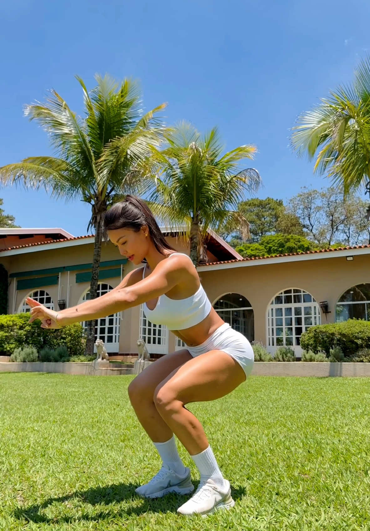 Treino rapidinho pra fazer em casa só com o peso do corpo pra aumentar a coxa, o bumbum e derreter as gordurinhas!! Quem for iniciante não precisa pular, pode fazer agachamentos ou afundos simples sem saltar. Me falem se gostaram e se querem mais treinos para fazer em casa  #ga#ganharmassamusculare#perderbarrigal#alimentacaosaudavele#semacademiar#treinoemcasar#treinodepernasr#treinodegluteos