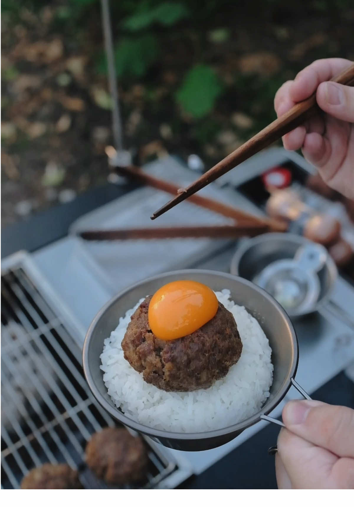 เราเพิ่งได้ไปกินแฮมเบิร์กร้านดังจากญี่ปุ่น 🇯🇵 มา วันนี้เลยมาลองทำแฮมเบิร์ก🥩ย่างถ่านดูเองบ้าง โดยใช้เนื้อไทยวากิวบด มาลองทำดู หน้าตาพอได้ไม๊ 🤣 😆 #camping #hambagu #hikinikutocome #campingthailand #อร่อยบอกต่อ #homecooking #cookathome #meatlover #ปิ้งย่าง #เนื้อย่าง #cooking #outdoor