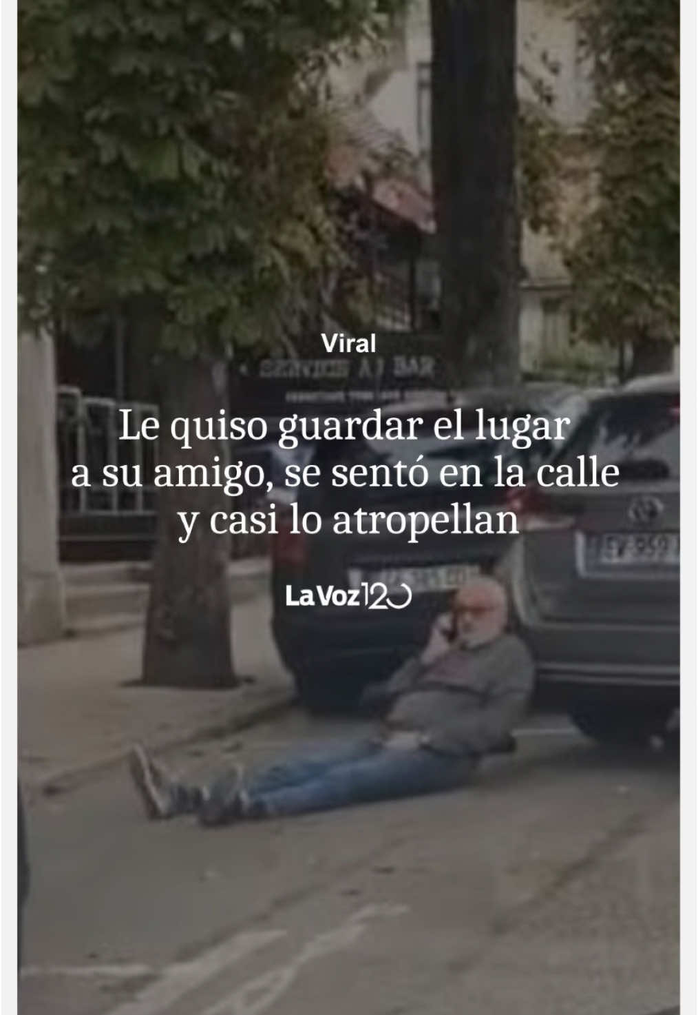 CASI CASI...🤣 📲Un video se volvió viral en las últimas horas en la red social X, en el cual se muestra una discusión en un estacionamiento. 🚗La filmación tomada por otro automovilista desde su vehículo muestra a un hombre sentado en un espacio de estacionamiento que aparentemente estaba reservado para otra persona. #Viral  