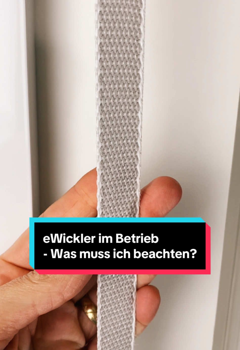 Überprüfe regelmäßig Deinen eWickler und alle Komponenten Deiner Rollladenanlage auf Beschädigung 👆 ✅ Die Rollladenschnur darf an den Rändern nicht ausfransen oder andere Beschädigungen aufweisen. ✅ Der Rollladen sollte leichtgängig laufen, ohne Haken der Lamellen oder in den Führungsschienen. ✅ Die Umlenkrolle am Rollladenkasten muss leichtgängig sein. Hast du Fragen zum eWickler im längeren Betrieb? Schreib uns gern in die Kommentare! #wirelektronik #ewickler #akkuwickler #schnurwickler #elektrischerschnurwickler #gurtwickler #sanierung #renovierung #elektrischerollläden #elektrischergurtwickler 