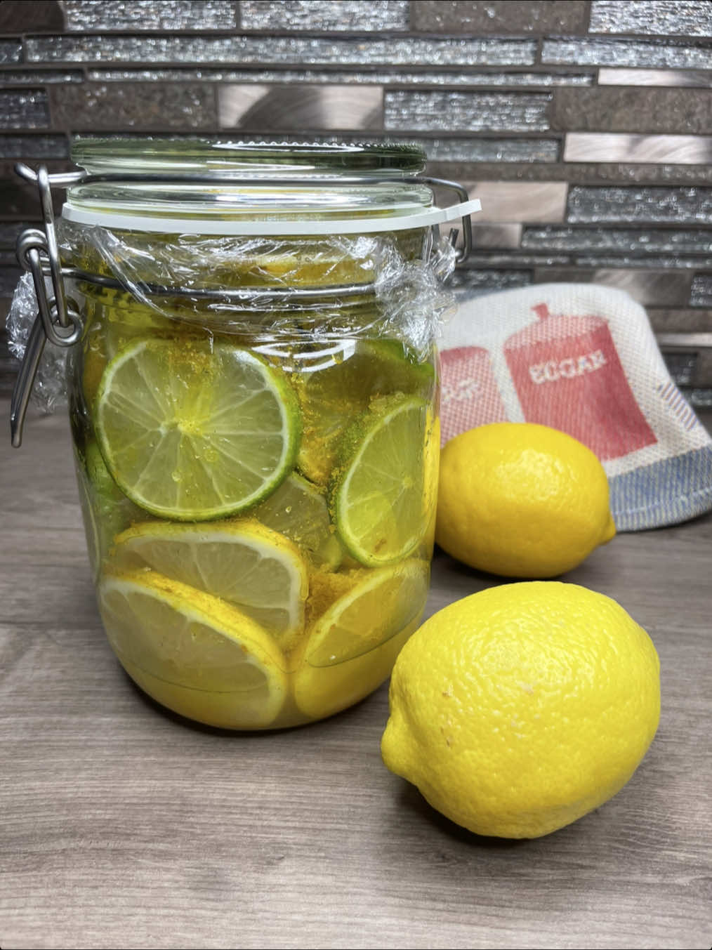 مخلل ليمون 🍋 lemon pickles  . .يخبل الطعم خزنو الوصفة إلى رمضان  ❤️❤️🌷 #االطعم_يسولف #chef1mutaz_اكلات  @chef.1.mutaz  @chef.1.mutaz  @mutaz.sami.alsaraj  @mutaz.sami.alsaraj  المقادير 🇮🇶 ٩ حبات ليمون  ملعقة و نص طعام ملح خشن  نص ملعقة طعام كركم فلفل حار حسب الرغبة  نص ملعقة طعام سكر  نص ملعقة طعام زنجبيل  ٢ ملعقتين طعام خل ابيض  ماء  الوقت اسبوع  Ingredienser 🇸🇪 9 citroner  En och en halv matsked grovt salt  En halv matsked gurkmeja  Chili peppar  En halv matsked socker  En halv matsked ingefära  2 matskedar vit vinäger  vatten  Den tar ca en vecka  Ingredients  9 lemons  One and a half tablespoons of coarse salt  Half a tablespoon of turmeric  Chili pepper  Half a tablespoon of sugar  Half a tablespoon of ginger  2 tablespoons of white vinegar  water  It takes about a week . . . . . . #explore #lemon #lemonpickle #pickles #Love #food #Foodie #foodstagram #instafood #iraq #explorepage #explorepage✨ #1 #العراق #الامارات #السعودية #البحرين #سلطنة_عمان #الاردن #لبنان #اكسبلور #اكسبلور_explore #instagood #goodvibes #christmas 