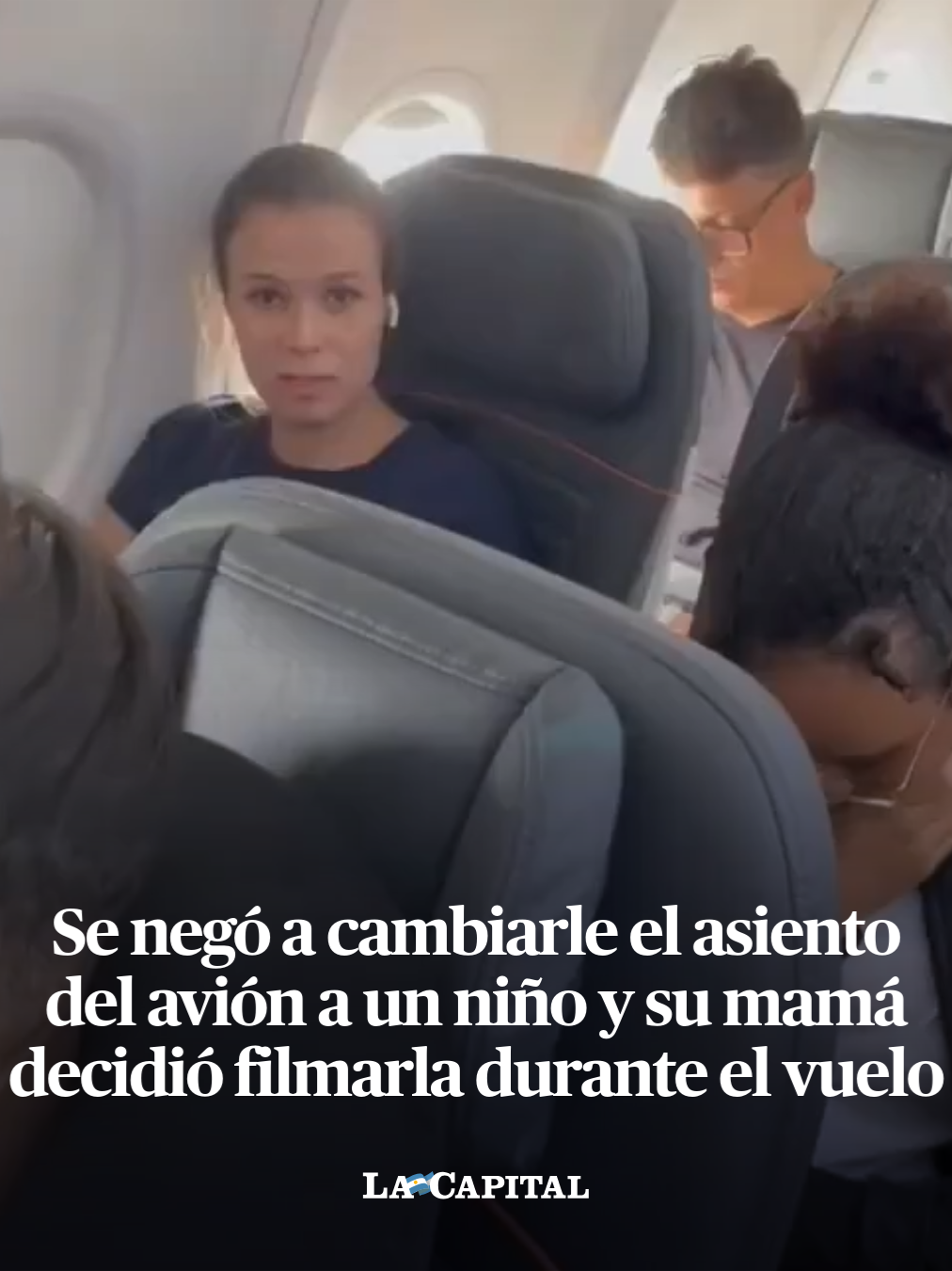 💺🪟 ESCÁNDALO EN UN AVIÓN POR EL LUGAR DE LA VENTANILLA Ocurrió en un vuelo comercial en Brasil, cuando un niño que subió al avión con su mamá quiso ocupar el lugar de la ventanilla y una mujer se negó a cederlo. En tanto, el pequeño comenzó a llorar y gritar y su madre decidió grabarla, y a pesar de sus reclamos, nadie en el avión apoyó su postura. 🤳🏻 