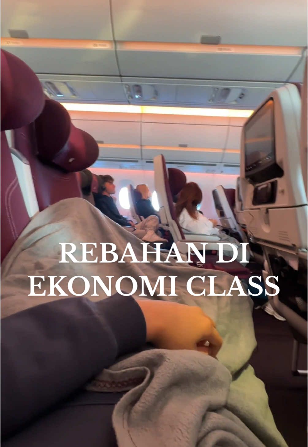 Rejeki pas banget datangnya disaat badan lagi capek, 2 seat sebelah gw kosong, it’s time for Rebahan 8 jam. 😴😴😴