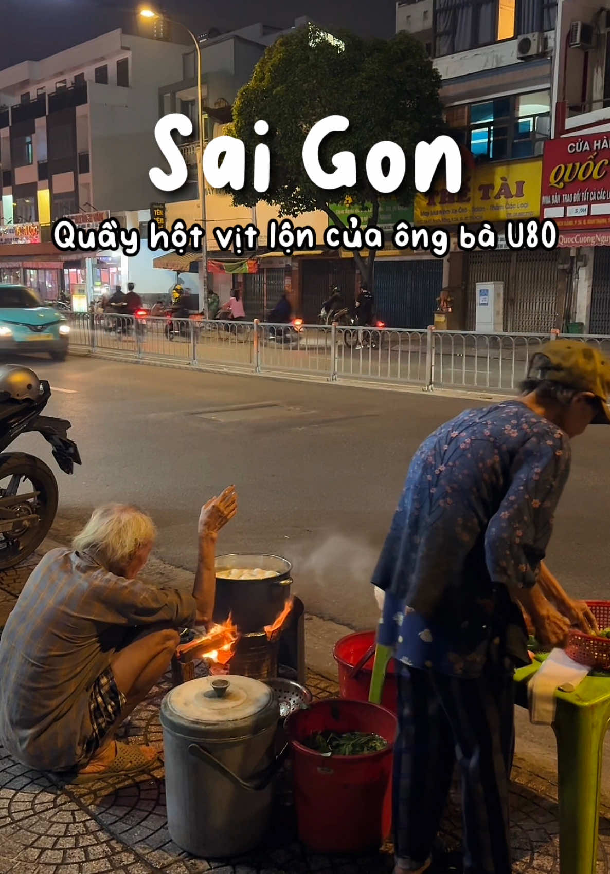 Luôn ghé những quầy hàng nhỏ của các cụ già lớn tuổi vẫn còn phải tất bật mưu sinh mỗi ngày #1phutsaigon #saigonthuongnhau #saigondidau #saigonangi #hotvitlon #streetfoods 