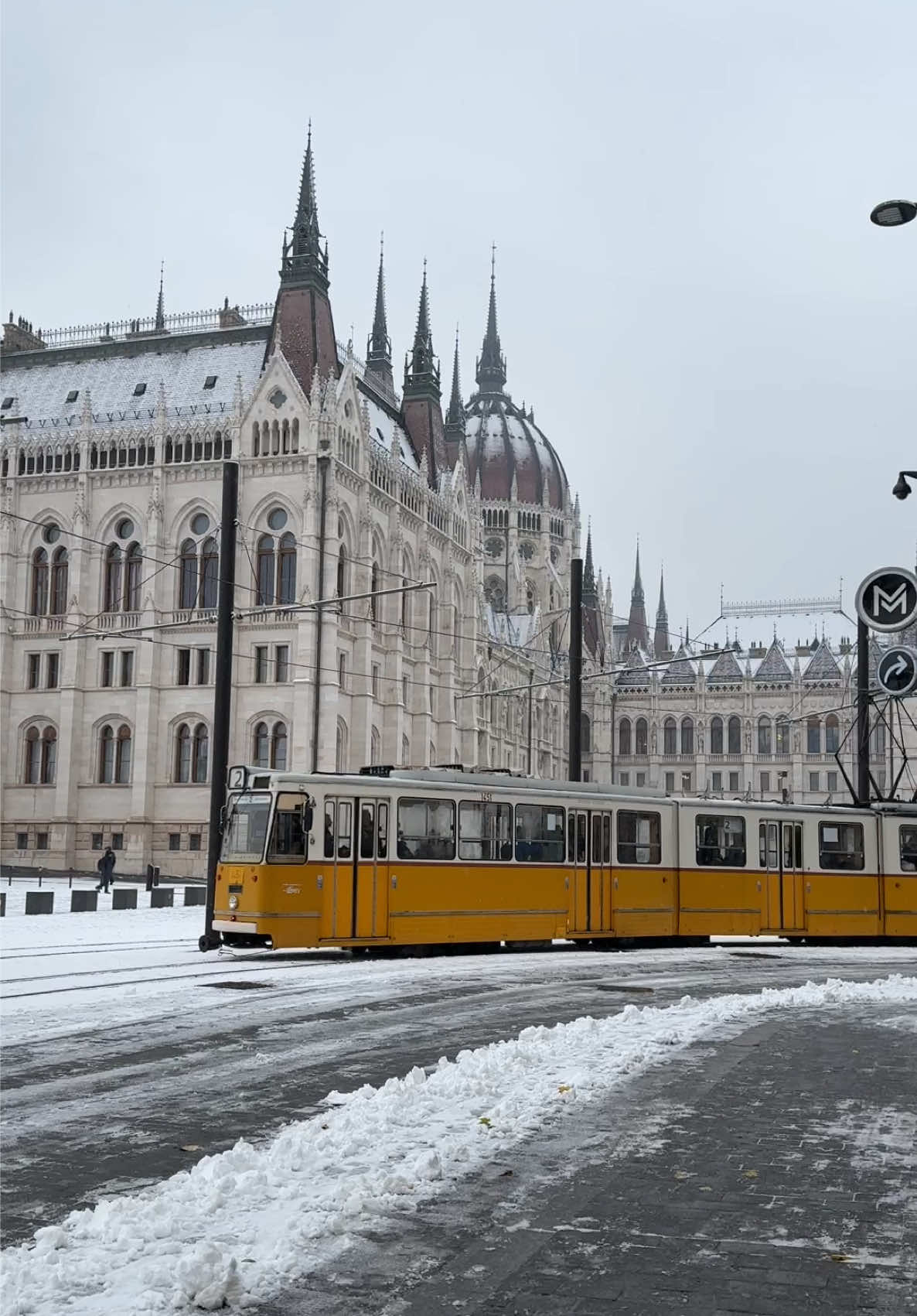 Budapest is finally covered with snow ❄️❤️ Video by @Norbert Lepsik  #budapest #budapesthungary #budapestguide #budapesten #budapesttips #budapesttravel #hungary #budapest🇭🇺 #budapestwinter #budapestsnow #budapestsnowfall 