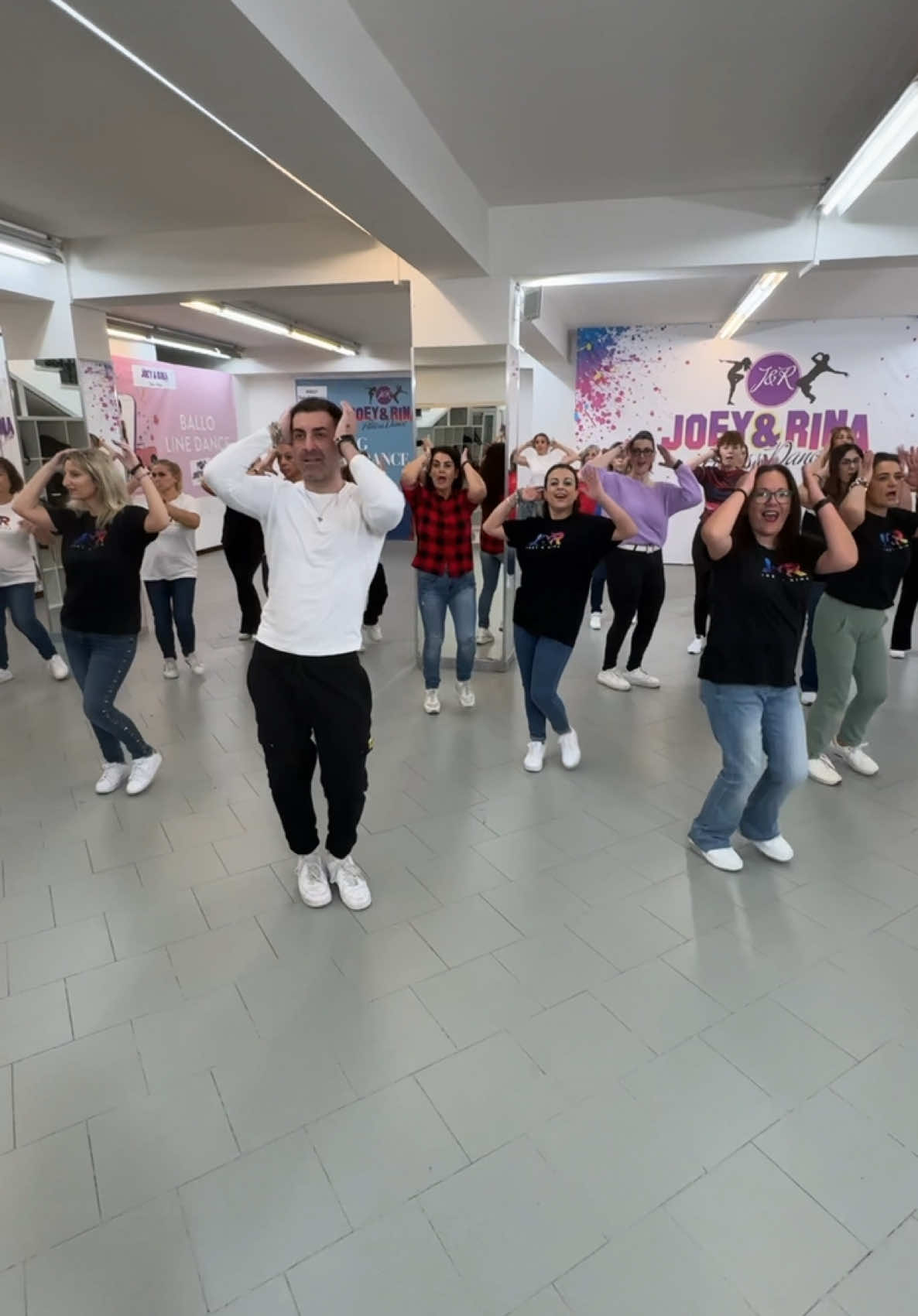 TACCHI FRA LE DITA BALLO JOEY&RINA @.sarahtoscano. #joeyerina #joeydistefano #socialdance #viralvideos #viral_video #hitadaballare #fyp #fyptiktok #tacchifraledita 