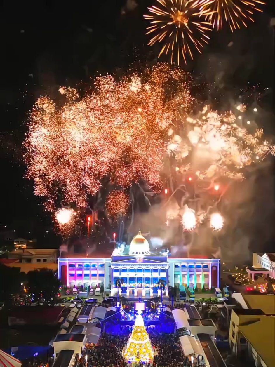 AKLAN PROVINCIAL CAPITOL, KALIBO AKLAN OPENING OF LIGHTS, DONE!✨️🎄🎆  #opening #of #lights #christmastree #millionviews #openingoflights #fireworks 