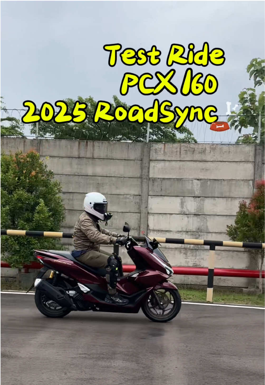 Momen test ride Honda PCX 160 RoadSync 2025..!!! Suspensi sub tank nya bikin makin pede di tikungan..!! 👍🏼👍🏼👍🏼 Di shoot oleh drone markotop akhi @zakkymuhammadd 🥰🥰 syukron Helm: NJS S Cross by @njshelmet X @saranghelm Jacket: @yellowcornindonesia X @riderspot #pcx160 #pcx160roadsync #hondapcx #hondapcx160