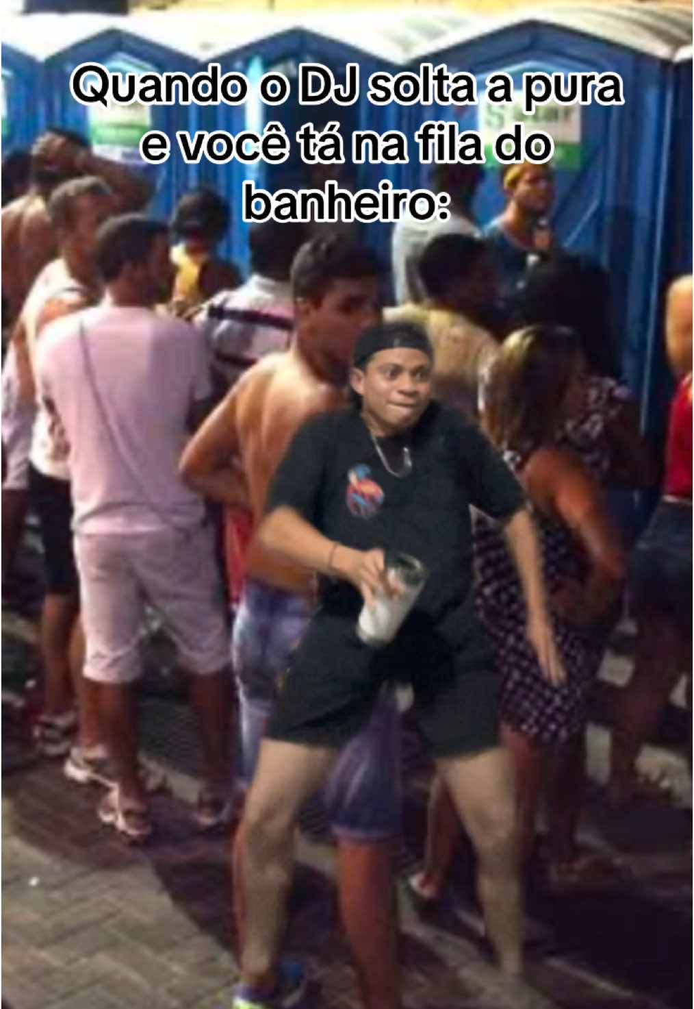 Toda festa acontece😂😂.                #memesbr #umor#festa #banheiro #dança 