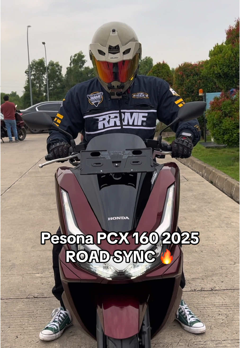 Pesona PCX 160 Road Sync warna merah hati 🥵❤️ asli warnanya cakep dan menyala banget ini. Dipadukan dengan speedometer TFT LCD yang cakep bikin motor ini jadi makin kelihatan mewahhh Gimana menurut kalian? Review cek di YouTube IndoRide Channel yaaa #indoride #pcx160 #pcx1602025 #pcx #hondapcx 