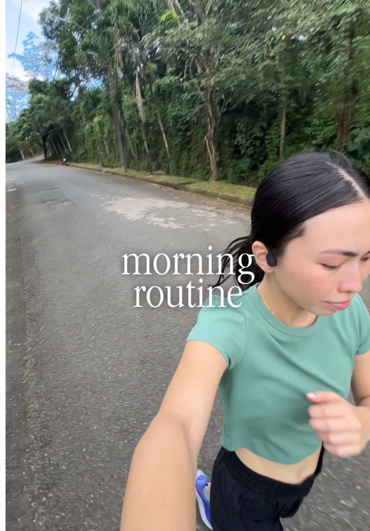 Starting my mornings right with a run & the perfect pre-workout fuel! 🌞💪🏽 Monde Wheat Bread is my go-to: fluffy like white bread but with all the fiber benefits! 🍞✨