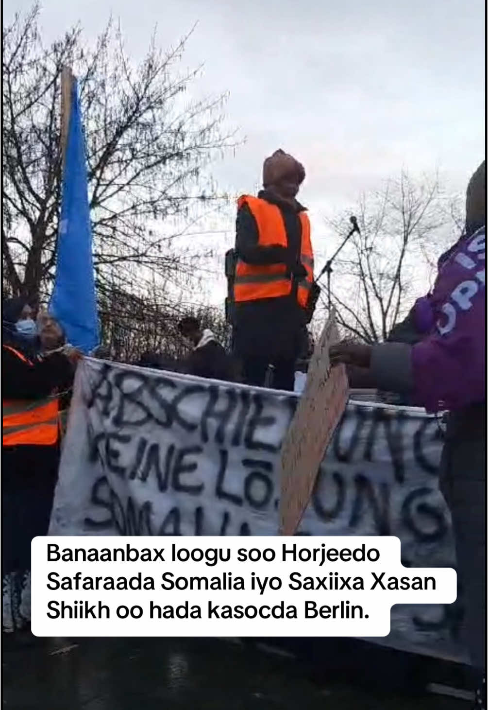 Waa boqolaal Soomali ah oo Banaanbax loogu soo Horjeedo Safaraada Somalia iyo Saxiixa Xasan Shiikh oo hada kasocda Berlin.  Guulesta Geesiyaal. #@Natascha🇸🇴🇩🇪📚 @Malyuun Gacal @🅢🅔🅚🅞  #somalidagermany🇩🇪🇸🇴 #somalitiktok #qaliiji 