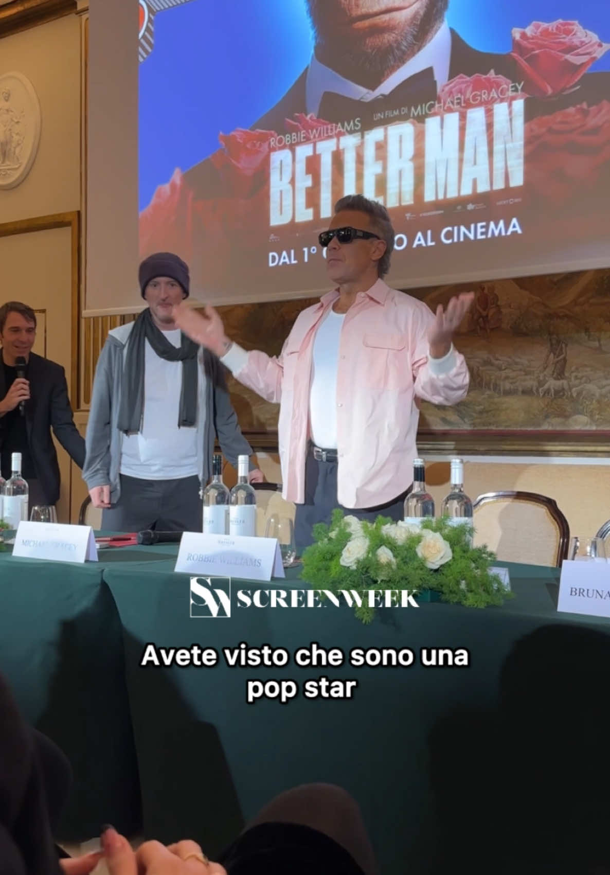 Robbie Williams è arrivato alla conferenza stampa a Roma di Better Man, il biopic sulla sua vita, che arriverà al cinema il 1 gennaio. #davedere #robbiewilliams #betterman #filmdavedere #cinematok  #bettermanmovie #takethat