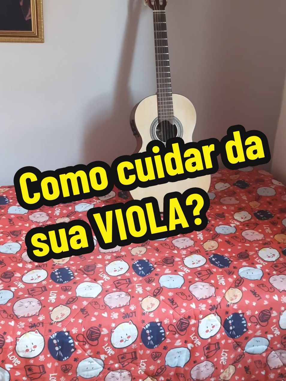Guardar a viola em cima da cama não é o ideal, mas se for necessário, siga estas dicas para evitar danos e que ela fique empenada: 1. Evite peso sobre o viola: Certifique-se de que ninguém se deite ou coloque objetos sobre ela. 2. Apoie corretamente: Coloque a viola com as cordas viradas para baixo, deitado em uma superfície plana e uniforme. Isso ajuda a distribuir o peso da tensão das cordas de maneira mais equilibrada. 3. Afrouxe as cordas: Se o viola for ficar muito tempo sem uso nessa posição (o que não aconselho), afrouxe um pouco as cordas para reduzir a tensão no braço. 4. Evite exposição ao sol ou calor: Garanta que a cama não fique em um local onde incida luz solar direta ou próximo a fontes de calor, pois isso pode causar deformações na madeira. Sempre que possível, guarde o viola em um suporte ou case, pois são opções mais seguras e adequadas. #viola #violacaipira #aulasdeviola #comotocarviolao 