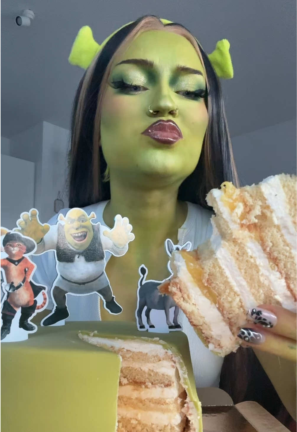 We‘re having a shrek birthday!!! #mukbang #cake