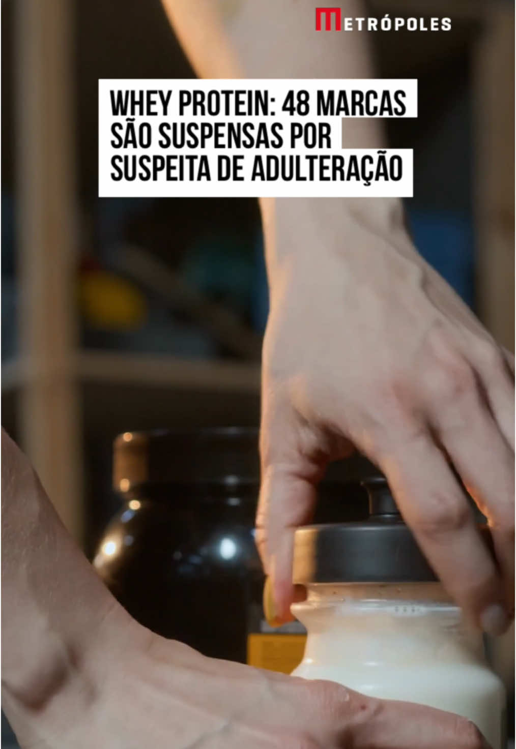 O prazo para que nove sites no #Brasil suspendam a venda de 48 marcas de #wheyprotein termina nesta sexta-feira (6/12). A medida foi adotada depois que a Associação Brasileira de Empresas de Produtos Nutricionais (ABENUTRI) enviou ao governo um estudo apontando adulterações nos produtos por não apresentarem a quantidade de #proteína informada nos #rótulos. A decisão de suspensão das vendas é da Secretaria Nacional do Consumidor, órgão pertencente ao Ministério da Justiça e Segurança Pública. “Os riscos podem ser os mais variados, desde alergias leves, constipações em desconfortos intestinais até a morte”, informou Marcelo Bella, presidente da ABENUTRI. #tiktoknotícias 