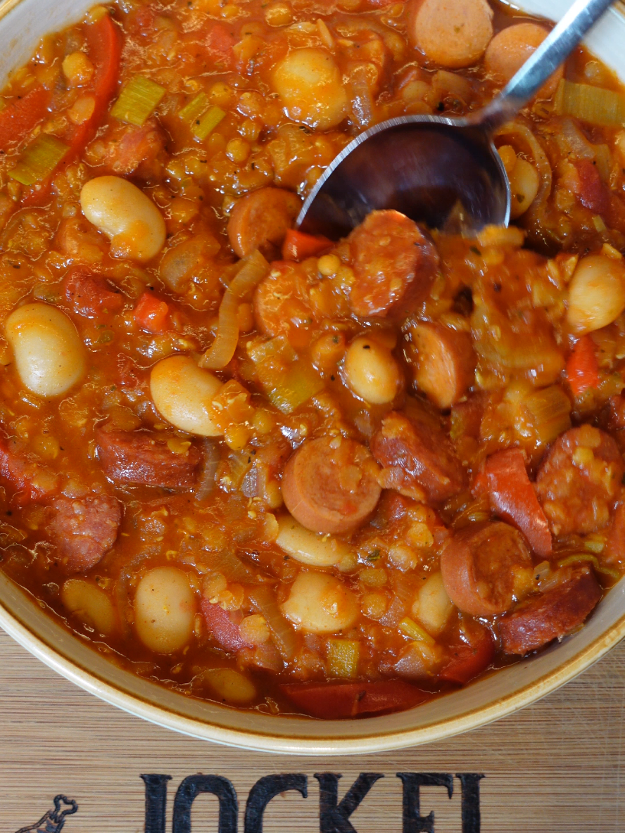 Würstchen-Linseneintopf mit Bohnen Zutatenübersicht: 300g Würstchen 300g Mettenden 150g rote Linsen 1 Dose weiße Riesenbohnen (400g) 2 Paprika 3 Zwiebeln 1 Stange Lauch 400g stückige Tomaten (Dose) 750g Gemüsebrühe 100g BBQ-Sauce 2 TL Paprika edelsüß 1 TL Paprika rosenscharf 2 TL Magic-Dust-Gewürzmischung 1 EL Oregano Etwas Butterschmalz Salz und Pfeffer #einfacherezepte #eintopfrezept #schnellerezepte #rezeptideen #mittagessen #abendessen #rezept #schnelleküche #kochen #jockel #würstcheneintopf #linsen #linseneintopf 