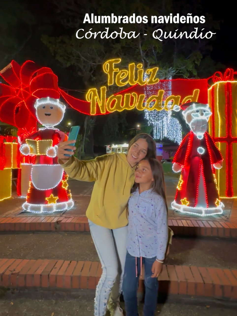 CÓRDOBA  QUINDÍO  Y SU ALUMBRADO Un alumbrado muy fotogénico con 4 puntos especiales en la plaza principal. En una noche se pueden visitar los alumbrados de Córdoba y Pijao, la vía carniceros que comunica estos dos municipios aunque obscura se encuentra en buen estado, el transito es de 30 minutos aproximados.  Dejanos tu opinión sobre cual es el alumbrado más bonito de la región. Tu opinión cuenta.