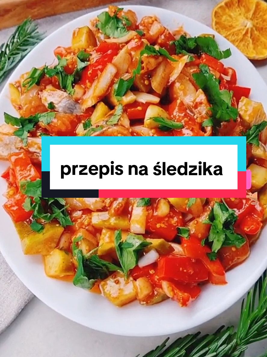 Dziś pomysł na pysznego śledzika, który świetnie sprawdzą się na święta jak również na sylwestra. Przepis bardzo prosty: 📌3 filety śledziowe solone 📌2 ogórki konserwowe 📌6-8 kawałków papryki konserwowej około 100g 📌1 mała cebula 📌6 łyżek kechupu około 120g 📌2 łyżeczki musztardy francuskiej  📌4 łyżki oleju 📌1/2 łyżeczki pieprzu  📌1/2 łyżeczki papryki słodkiej  Filety śledziowe moczę w wodzie kilka godzin, a następnie kroję na mniejsze kawałki.  Ogórka, cebulkę i paprykę kroję w kostkę. Składniki wkładam do miseczki, dodaję ketchup, musztardę, olej, przyprawy i wszystko razem mieszam. Takie śledziki najlepiej przygotować dwa, trzy dni wcześniej przed podaniem. Przed podaniem posypuję je natka pietruszki.   #bożenarodzenie #sylwester #śledź #śledzik #ryby #post #przekąska #przystawka  #protyprzepis #jedzenie #gotowanie #szybkoismacznie #kochamgotować #śniadanie #obiad #kolacja