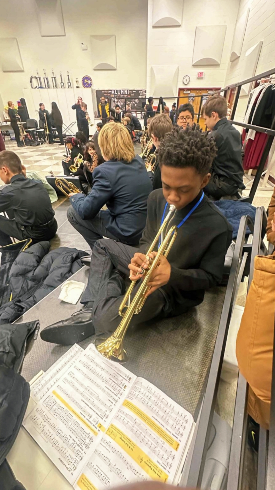 I might be the loudest mom in the audience! 😅🗣🫶🏾🎺😍👏🏾🥰 #proudmom #bandmom #firstconcert #livemusic #musiclover #family #Love #support #aritheempress #jashawn #music #myson