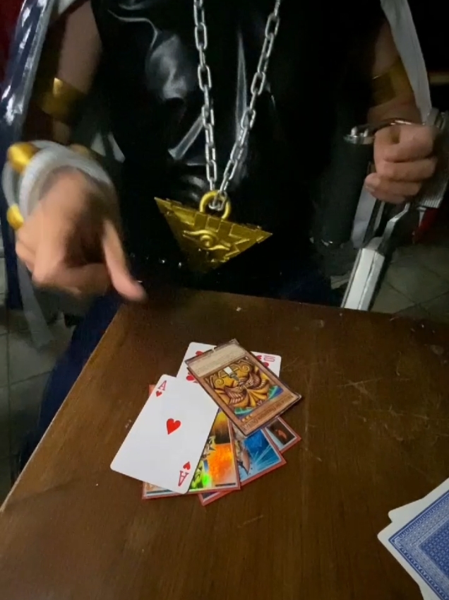 Por eso nadie quiere jugar con Yugi 🙄😆 . gracias a @Pokedrew ⚡️  #yugi #yugioh #cosplay #cosplayer #magooscuro #exodia #lamanchaimpro #pokedrew #yami 