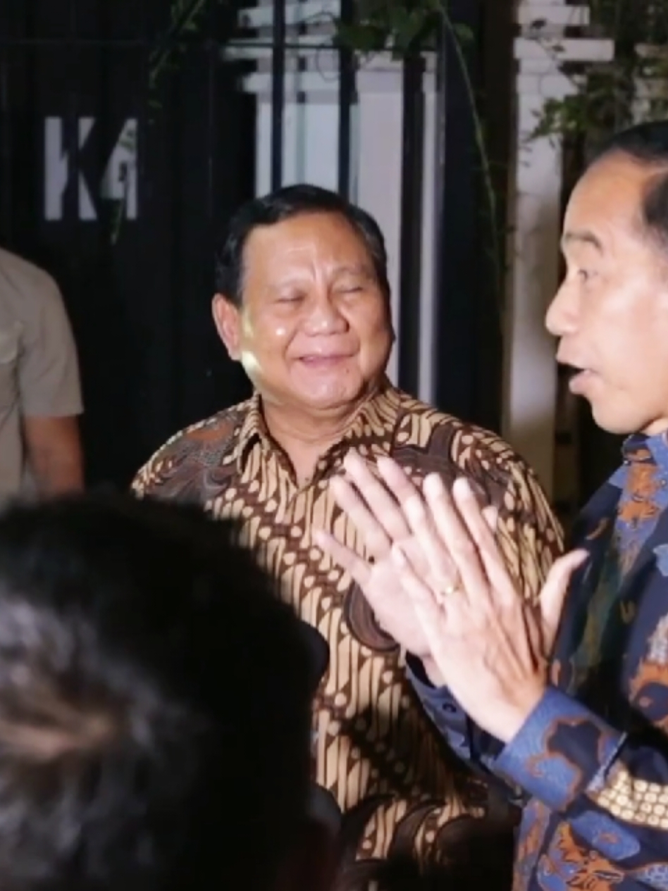 TEMU KANGEN‼️🥰 Presiden RI Prabowo Subianto bersantap malam bersama Presiden RI ke-7 Joko Widodo (Jokowi) sekaligus temu kangen di kediaman Prabowo di Jl Kertanegara No. 4 Jakarta Selatan, Jumat (6/12) malam. Jokowi nampak hadir di kediaman Prabowo pada pukul 20:00 WIB dengan disambut lansung oleh Prabowo yang mengenakan seragam batik cokelat lengan panjang. Sementara, Jokowi mengenakan batik berwarna biru tua. “Ya, jadi saya dengar Pak Jokowi ada di Jakarta, saya undang makan. Saya pernah ke rumah beliau di Solo, saya undang sekarang ke Kertanegara,” tutur Prabowo. Lebih lanjut, Prabowo mengungkapkan menu santap malam yang disediakan olehnya untuk menjamu Jokowi adalah ayam goreng. “Ayam goreng, dan macem-macem lah,” kata Prabowo. Adapun, Jokowi mengungkapkan pertemuan ini adalah temu kangen dan kunjungan balasan dari kunjungan Prabowo sebelumnya ke kediamannya di Solo, usai melakukan kunjungan kerja ke Merauke.   “Beliau Bapak Presiden dulu waktu ke Merauke kan kemudian mampir ke Solo. Ini saya pas ke Jakarta kayak kunjungan balasan, karena kangen,” tutur Jokowi. #presidenjokowi #jokowi #foryou #masukberanda #fyp #prabowosubianto #Prabowogemoy #Prabowo 