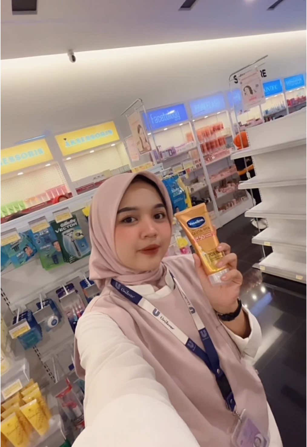 cuss yang mau samaan kayak aku pake Vaseline Gluta-Hya SPF 50🫴🏻 #FFULICHALLENGE3 #KONTENFFULI #vaselineglutahya #vaseline #bodyserum @halokatraining @Ci Hanie | Sini Sini Sini 