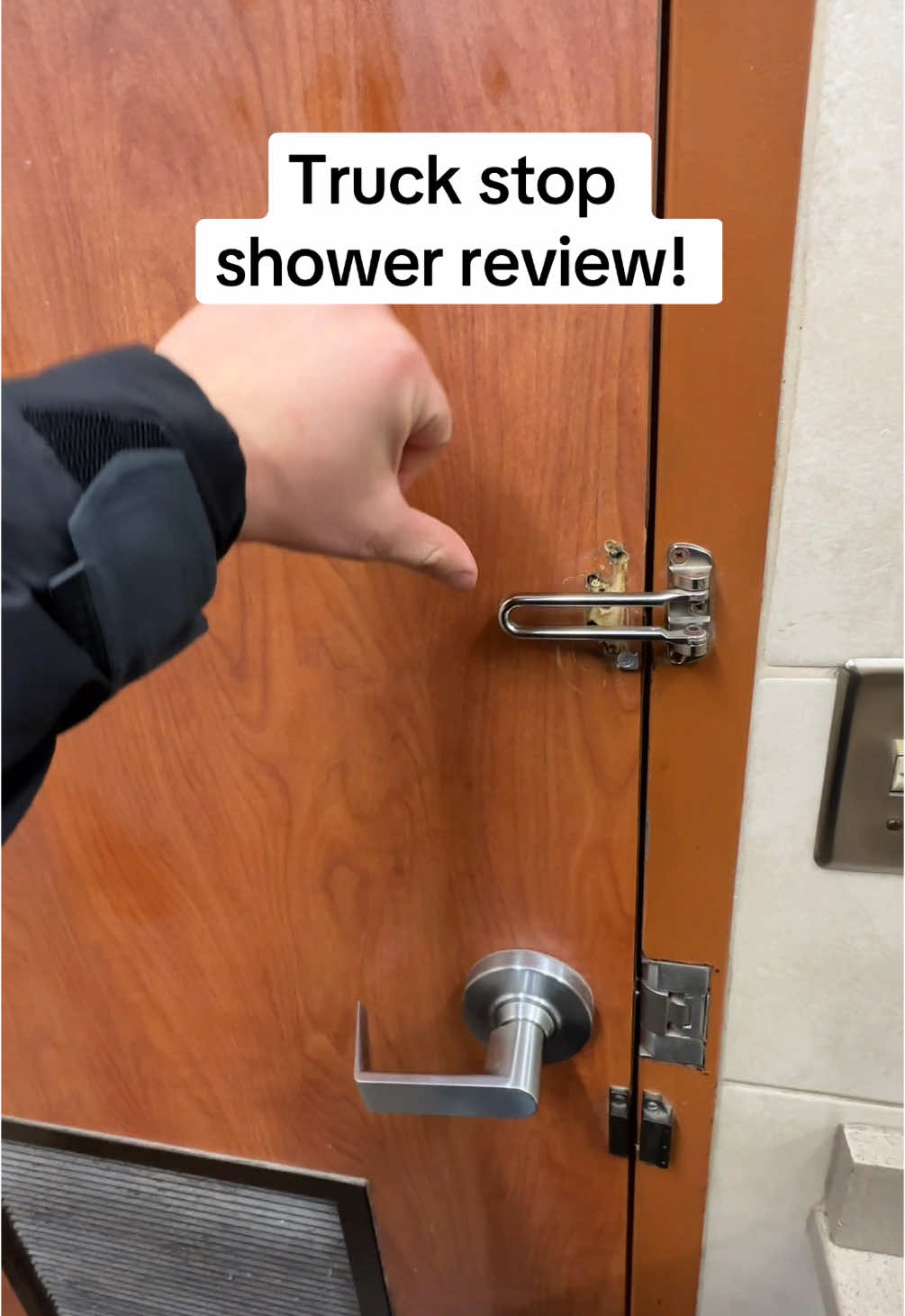 Truckstop shower review! Pilot travel center 481 #truckstop #truckstopshowers #truckdriver #truckdrivers #truckersoftiktok #trucker #semitruck #transport #carhauler #pilot481 #fyp #review 