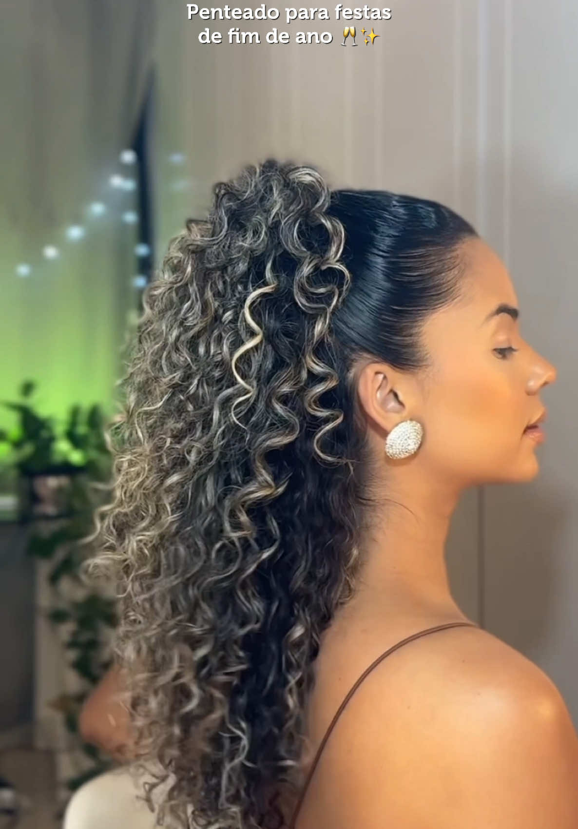 Esse penteado também fica ótimo para madrinhas e formandas 😍 Marca uma amiga cacheada que precisa ver esse video?! 🥂✨ #penteado #cachos #penteadoparamadrinhas #curly #hairstylistsoftiktok #hairstyletutorial 