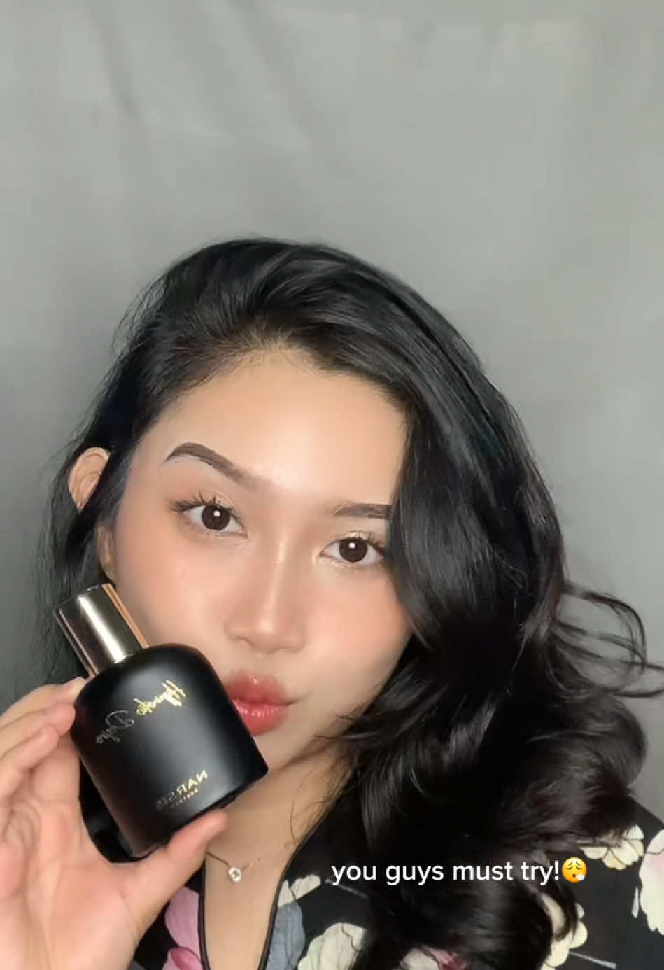 wanginya bener2 girl boss vibes, karna terkesan anggun dan misterius🖤 @Narsis Official #narsisparfume #parfume 